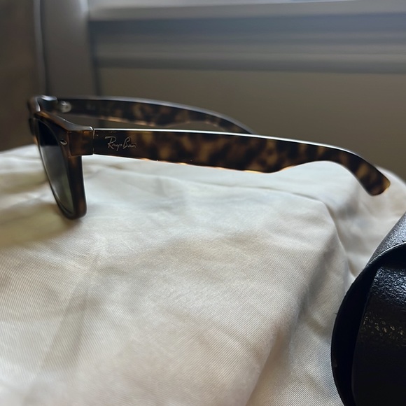 Ray Ban Wayfarer Sunglasses - Picture 2 of 3